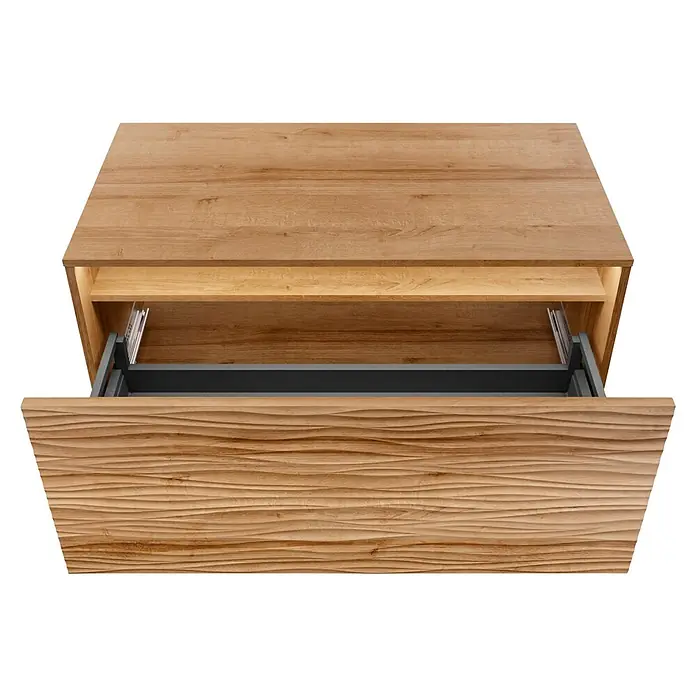 Lanzet Dune Badmöbel-Set - Gesamtbreite Badmöbel: 103 cm, Berg Eiche, Matt, DIN Anschlag: Links, 4 -tlg. - Detailaufnahme eines modernen Waschtischunterschranks mit offener Schublade und Holzoberfläche.