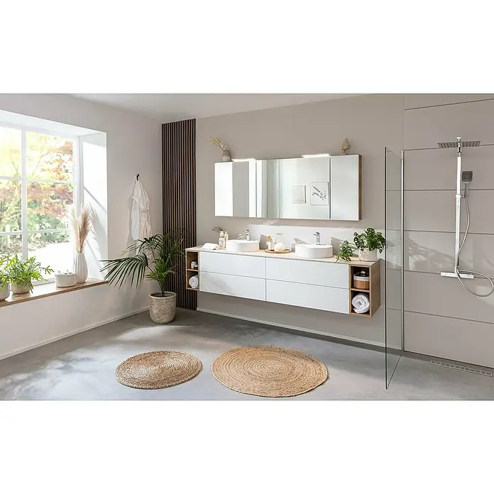 Lanzet Dune Aufsatzwaschbecken - Durchmesser: 40 cm, Weiß - Elegantes Badezimmerdesign mit Doppelwaschtisch, Spiegel und Dusche. Natürliche Elemente wie Pflanzen und runde Teppiche sorgen für eine wohnliche Atmosphäre.