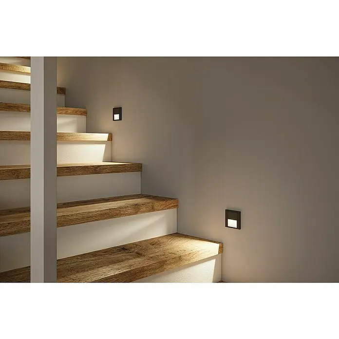 Paulmann LED-Wandleuchte Tsaro Leader - L x B x H: 3,6 x 8 x 8 cm, Warmweiß, Schwarz matt - Bild einer Treppe mit LED-Stufenleuchten an der Wand, die für ein warmes, indirektes Licht sorgen. Die modernen Leuchten erhöhen die Sicherheit.