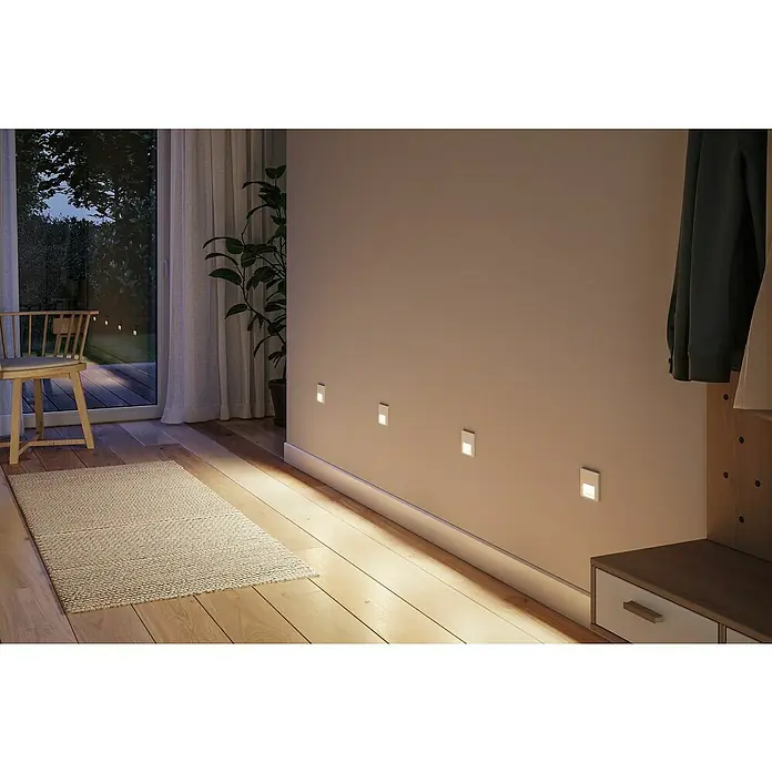Paulmann LED-Wandleuchte Tsaro Follower - 1 W, L x B x H: 3,6 x 8 x 8 cm, Weiß matt, Warmweiß - Ein stimmungsvolles Bild von quadratischen Wandleuchten, die ein warmes, sanftes Licht in einem modern eingerichteten Flur spenden.