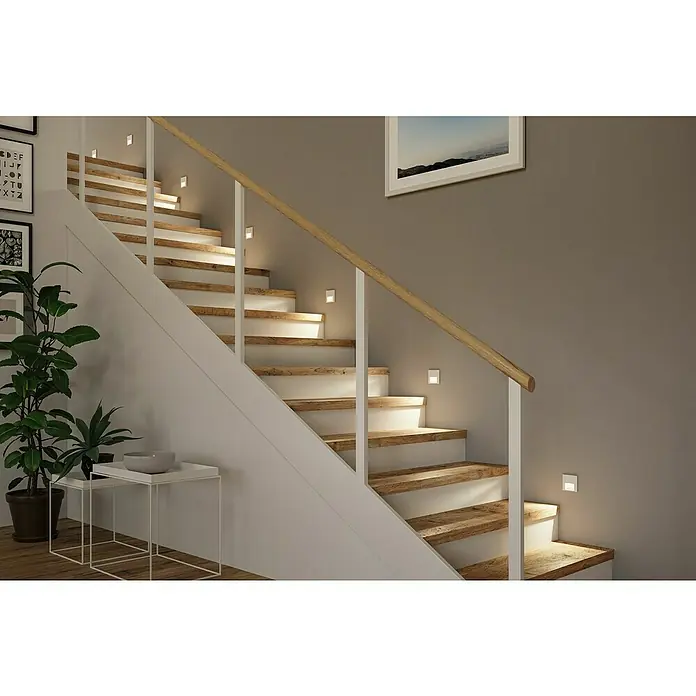 Paulmann LED-Wandleuchte Tsaro Follower - 1 W, L x B x H: 3,6 x 8 x 8 cm, Weiß matt, Warmweiß - Treppenhaus mit Holzstufen und indirekter Beleuchtung durch kleine Wandleuchten für eine stimmungsvolle Atmosphäre im Haus.