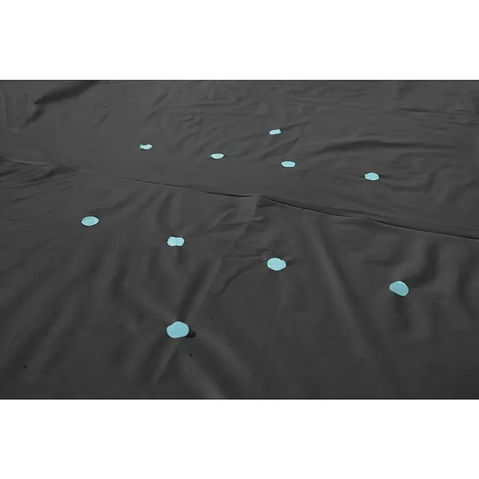 Bestway Pool-Abdeckplane - Durchmesser: 493 cm, Material: Kunststoff - Nahaufnahme von auf einem grauen Stoff verstreuten, hellblauen Blütenblättern, die eine ruhige und elegante Atmosphäre schaffen.