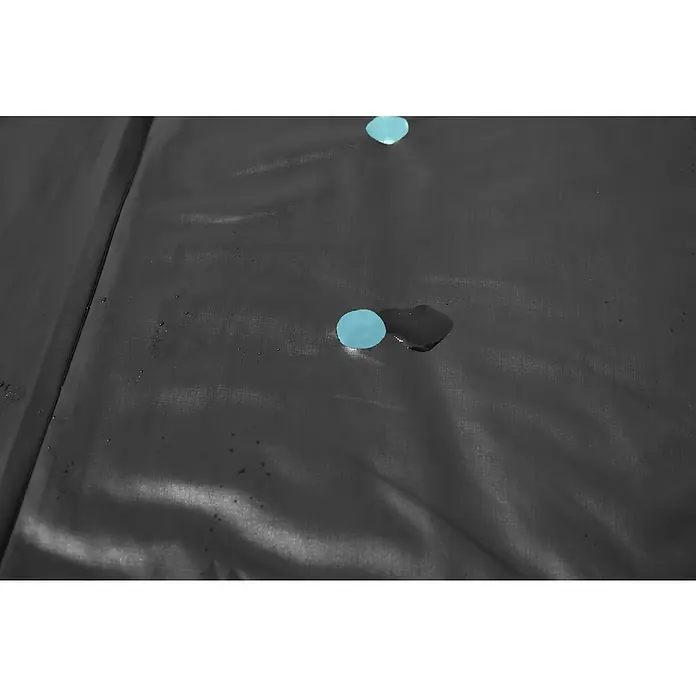Bestway Pool-Abdeckplane - Durchmesser: 493 cm, Material: Kunststoff - Nahaufnahme von zwei blauen Pillen auf einer glatten, schwarzen Oberfläche, die einen sauberen und minimalistischen Kontrast erzeugen.