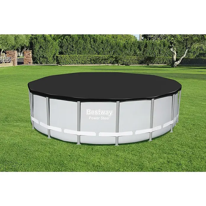 Bestway Pool-Abdeckplane - Durchmesser: 493 cm, Material: Kunststoff - Ein runder Bestway Power Steel Pool mit schwarzer Abdeckung steht auf einer grünen Wiese. Der Pool hat eine graue Stahlrahmenkonstruktion.