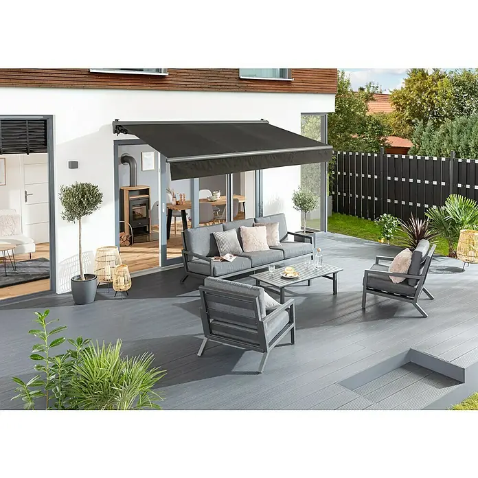 Sunfun Hülsenmarkise - Anthrazit, Breite: 5 m, Ausfall: 3 m - Eine stilvolle, schwarze Markise spendet Schatten über einer modernen Terrassengarnitur. Perfekt für entspannte Stunden im Freien.