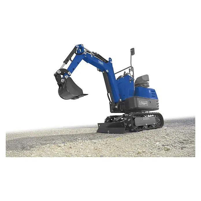 Scheppach Miniexcavadora EXC815 - 6,3 kW, Ángulo de giro del brazo: -70 ° - 70 °, Gasolina, Color azul - La imagen muestra una mini excavadora azul Scheppach sobre una superficie de grava, ideal para tareas de construcción y jardinería.