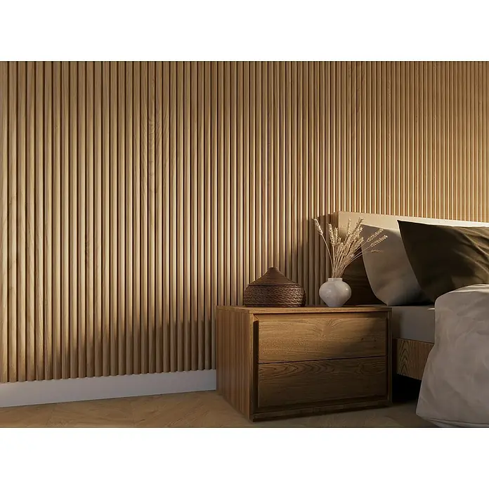 CanDo Akustikpaneel Curve - Eiche Natur Uni, 2.600 x 300 x 19 mm, 2 Stk. - Nahaufnahme eines Schlafzimmers mit einer hölzernen Akzentwand, einem Nachttisch und einem Bett mit Kissen.
