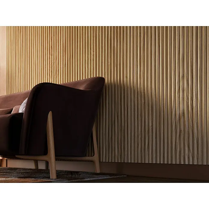 CanDo Akustikpaneel Curve - Eiche Natur Uni, 2.600 x 300 x 19 mm, 2 Stk. - Elegantes braunes Sofa mit Holzgestell vor einer strukturierten Holzwand. Stilvolles Möbelstück für ein modernes Interieur.