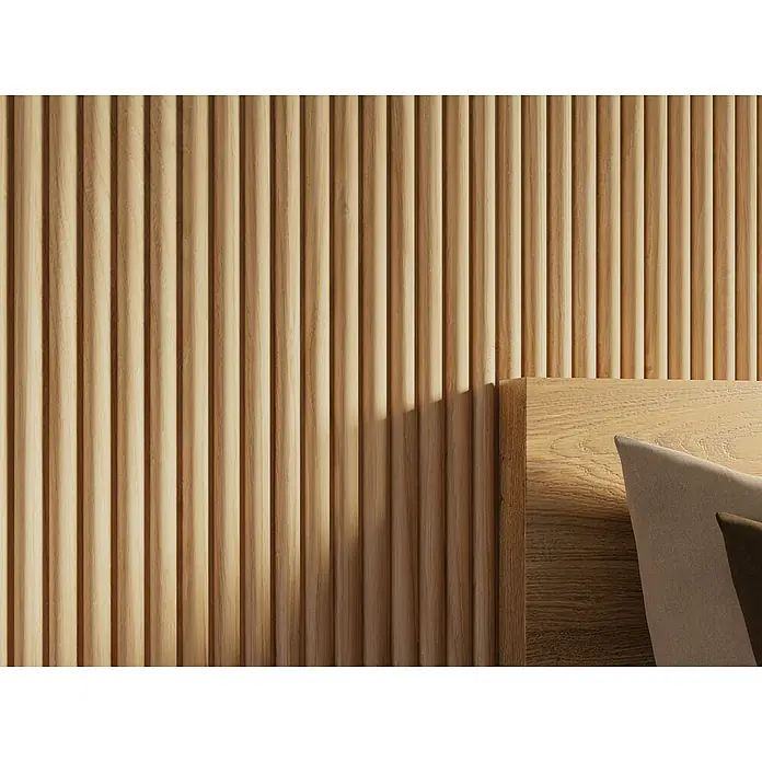 CanDo Akustikpaneel Curve - Eiche Natur Uni, 2.600 x 300 x 19 mm, 2 Stk. - Elegante Wandpaneele aus hellem Holz, die eine moderne und warme Atmosphäre schaffen, kombiniert mit einem stilvollen Holzbettgestell.
