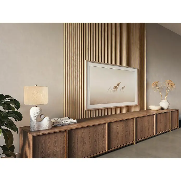 CanDo Akustikpaneel Curve - Eiche Natur Uni, 2.600 x 300 x 19 mm, 2 Stk. - Das Bild zeigt einen eleganten Samsung Frame TV an einer hölzernen Akzentwand, montiert über einem passenden Holzschrank im minimalistischen Design.