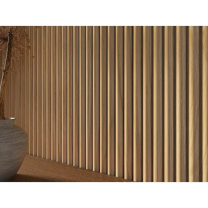 CanDo Akustikpaneel Curve - Eiche Natur Uni, 2.600 x 300 x 19 mm, 2 Stk. - Holzpaneele Wandverkleidung mit geriffelter Oberfläche und einer Vase mit Trockenblumen als Dekorationsstück im Raum.