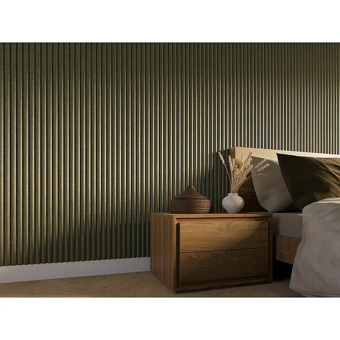 CanDo Akustikpaneel Curve - Sage, 2.600 x 300 x 19 mm, 2 Stk. - Nahaufnahme eines eleganten Schlafzimmers mit Nachttisch und vertikalen Akustikpaneelen an der Wand, die eine moderne Atmosphäre schaffen.