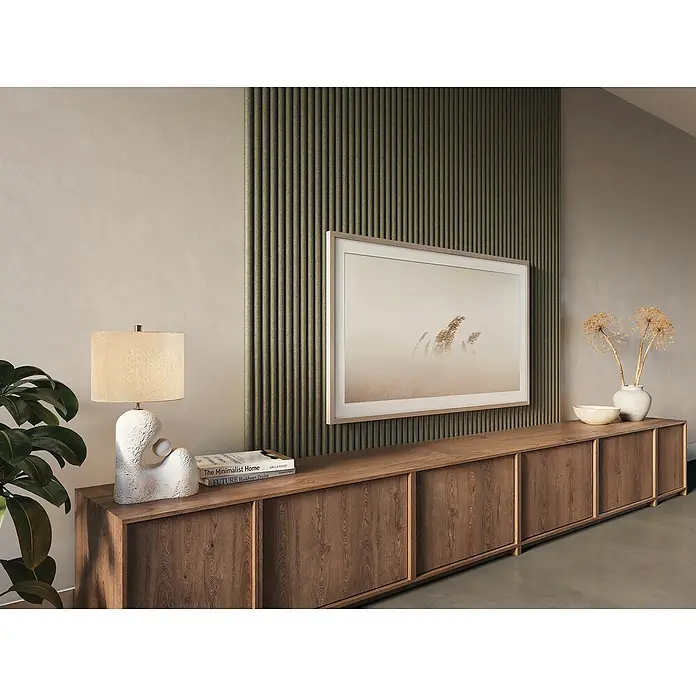 CanDo Akustikpaneel Curve - Sage, 2.600 x 300 x 19 mm, 2 Stk. - Elegantes Wohnzimmer mit Samsung The Frame Fernseher, stilvollem Lowboard und dekorativer Beleuchtung für ein modernes Ambiente.
