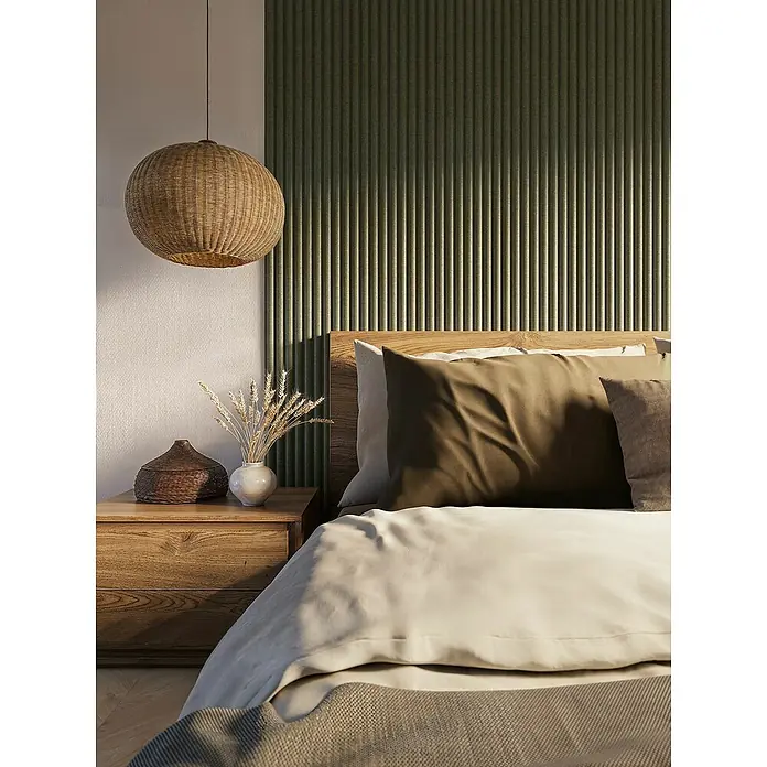 CanDo Akustikpaneel Curve - Sage, 2.600 x 300 x 19 mm, 2 Stk. - Naturfarbenes Schlafzimmer mit einem Nachttisch aus Holz, einer runden Lampe und Textilien in Beige- und Brauntönen für eine warme Atmosphäre.