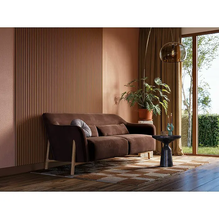 CanDo Akustikpaneel Curve - Terra, 2.600 x 300 x 19 mm, 2 Stk. - Ein braunes Sofa mit Zierkissen und einem kleinen Tisch im Wohnzimmer mit einem Schachbrettmuster-Teppich und einer Lampe.