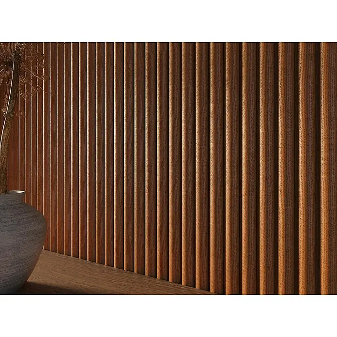 CanDo Akustikpaneel Curve - Terra, 2.600 x 300 x 19 mm, 2 Stk. - Eine Wandverkleidung mit Holzlamellen in warmen Brauntönen, neben einer grauen Vase mit einem trockenen Blumenarrangement.
