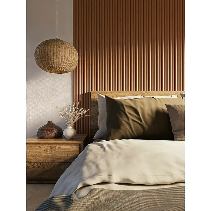 CanDo Akustikpaneel Curve - Terra, 2.600 x 300 x 19 mm, 2 Stk. - Ein gemütliches Schlafzimmer mit einer hölzernen Nachttischlampe und einem geflochtenen Lampenschirm. Die Bettwäsche ist in sanften Farben gehalten.
