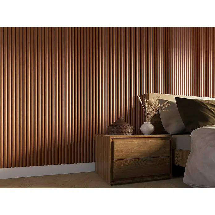 CanDo Akustikpaneel Curve - Terra, 2.600 x 300 x 19 mm, 2 Stk. - Schlafzimmer mit Akustikpaneelen an der Wand, Nachttisch und Bett. Die Holzpaneele schaffen eine warme, moderne Atmosphäre.