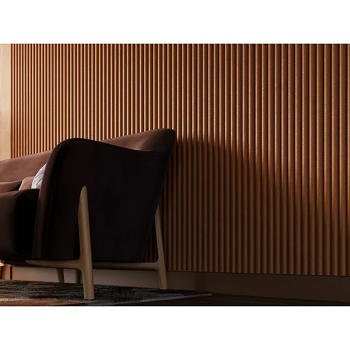 CanDo Akustikpaneel Curve - Terra, 2.600 x 300 x 19 mm, 2 Stk. - Nahaufnahme eines braunen Sofas mit Holzrahmen vor einer Wand mit brauner Holzvertäfelung.