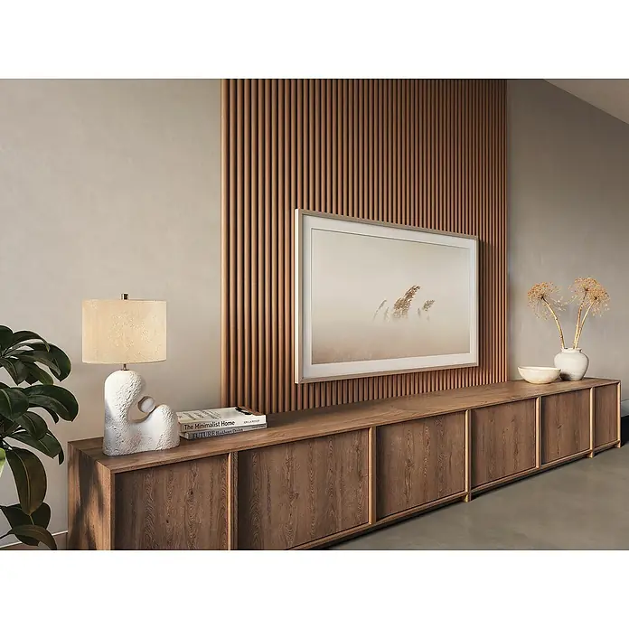 CanDo Akustikpaneel Curve - Terra, 2.600 x 300 x 19 mm, 2 Stk. - Einrichtung mit einem stilvollen Samsung-Fernseher an einer Akzentwand mit Holzleisten, ergänzt durch eine moderne TV-Bank.