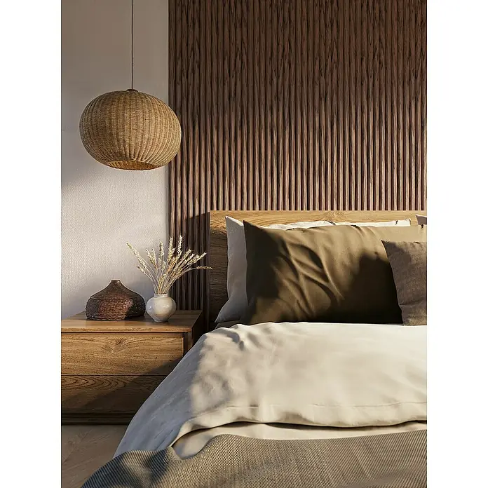 CanDo Akustikpaneel Curve - Walnuss Uni, 2.600 x 300 x 19 mm, 2 Stk. - Nahaufnahme eines Schlafzimmers mit einem Nachttisch aus Holz und einer Rattan-Lampe, die ein warmes und gemütliches Ambiente schafft.