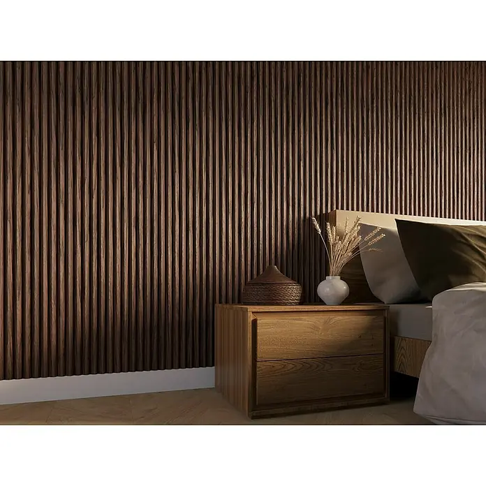 CanDo Akustikpaneel Curve - Walnuss Uni, 2.600 x 300 x 19 mm, 2 Stk. - Eine Nahaufnahme eines Schlafzimmers mit einer dunklen Akzentwand aus Holzlatten und einem Nachttisch aus hellem Holz mit Accessoires.