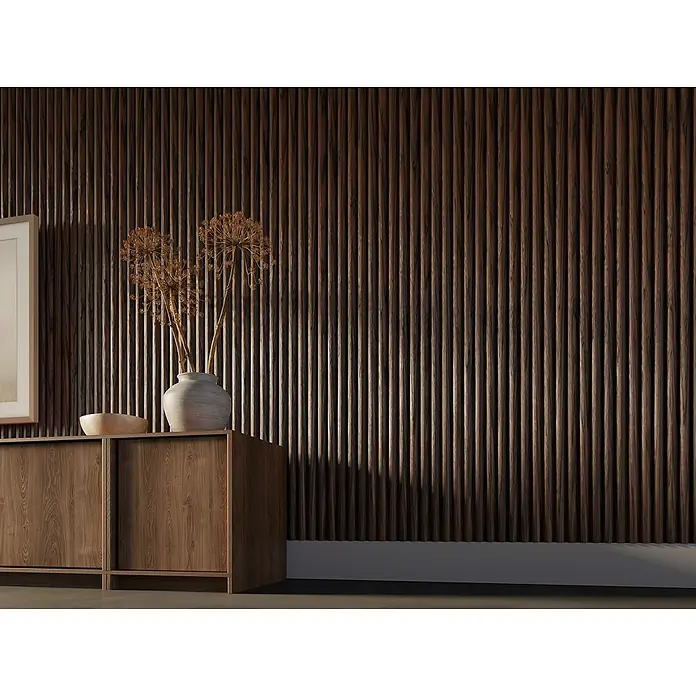 CanDo Akustikpaneel Curve - Walnuss Uni, 2.600 x 300 x 19 mm, 2 Stk. - Stilvolle Aufnahme eines Holzschranks mit dekorativer Vase vor einer Wand mit Holzpaneelen. Das natürliche Licht betont die Textur des Holzes.