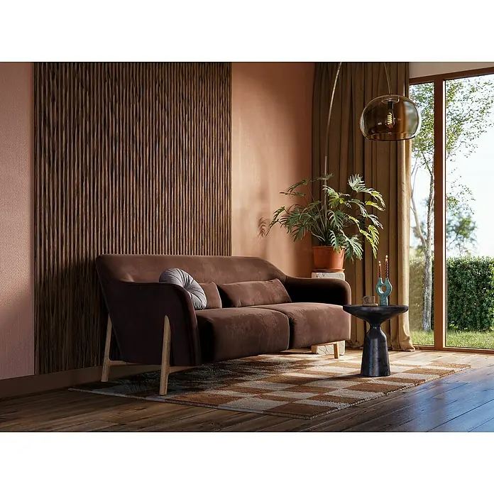 CanDo Akustikpaneel Curve - Walnuss Uni, 2.600 x 300 x 19 mm, 2 Stk. - Gemütliches Interieur mit einem braunen Sofa, einem stilvollen Tisch und einem dekorativen Teppich, das eine warme Atmosphäre schafft.