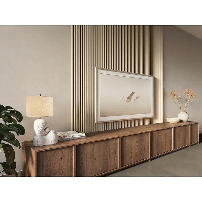 CanDo Akustikpaneel Curve - Sand, 2.600 x 300 x 19 mm, 2 Stk. - Elegantes Wohnzimmer mit einem modernen Samsung Frame-Fernseher, der an einer stilvollen Holzpaneelwand hängt.