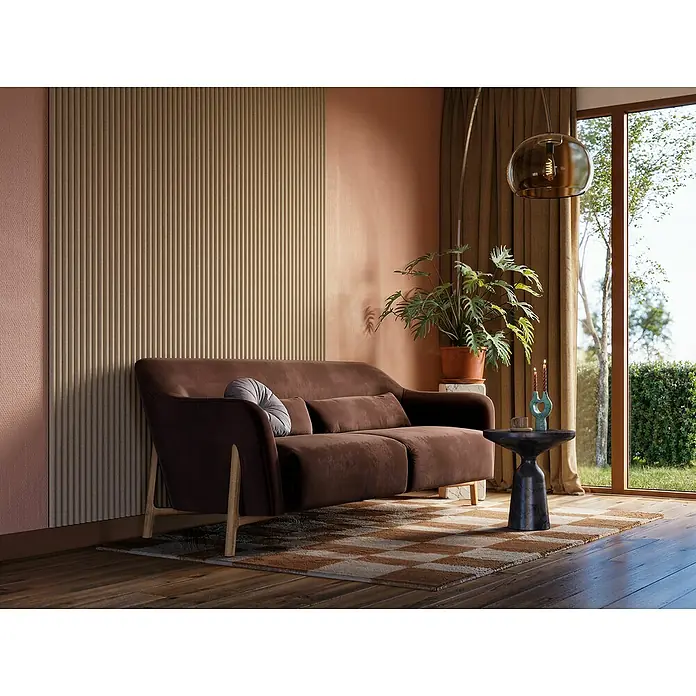 CanDo Akustikpaneel Curve - Sand, 2.600 x 300 x 19 mm, 2 Stk. - Braunes Sofa mit Zierkissen im Wohnzimmer. Stilvolles Möbelstück auf einem gemusterten Teppich vor einer modernen Wandgestaltung.