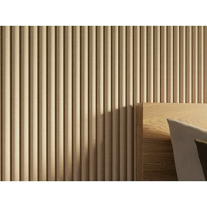 CanDo Akustikpaneel Curve - Sand, 2.600 x 300 x 19 mm, 2 Stk. - Detailaufnahme einer beigen Wandverkleidung mit vertikalen Streifen und einem Holzbettrahmen.