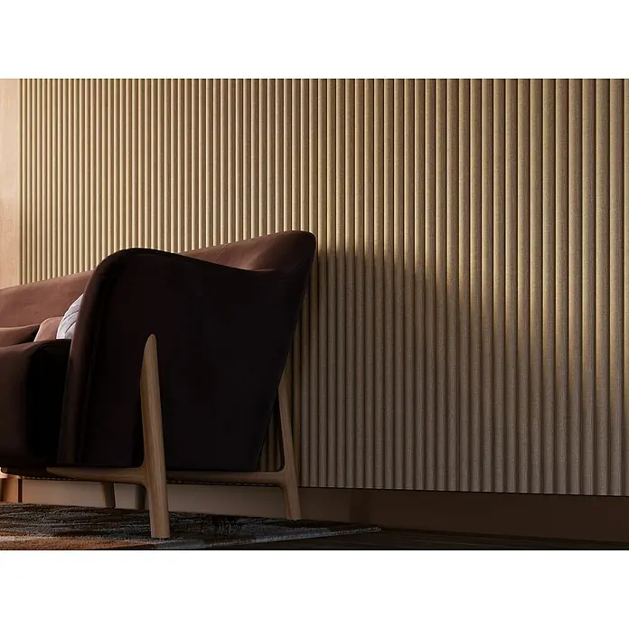 CanDo Akustikpaneel Curve - Sand, 2.600 x 300 x 19 mm, 2 Stk. - Nahaufnahme eines braunen Sofas mit Holzrahmen vor einer geriffelten, strukturierten Wand. Stilvolles Möbelstück im modernen Design.
