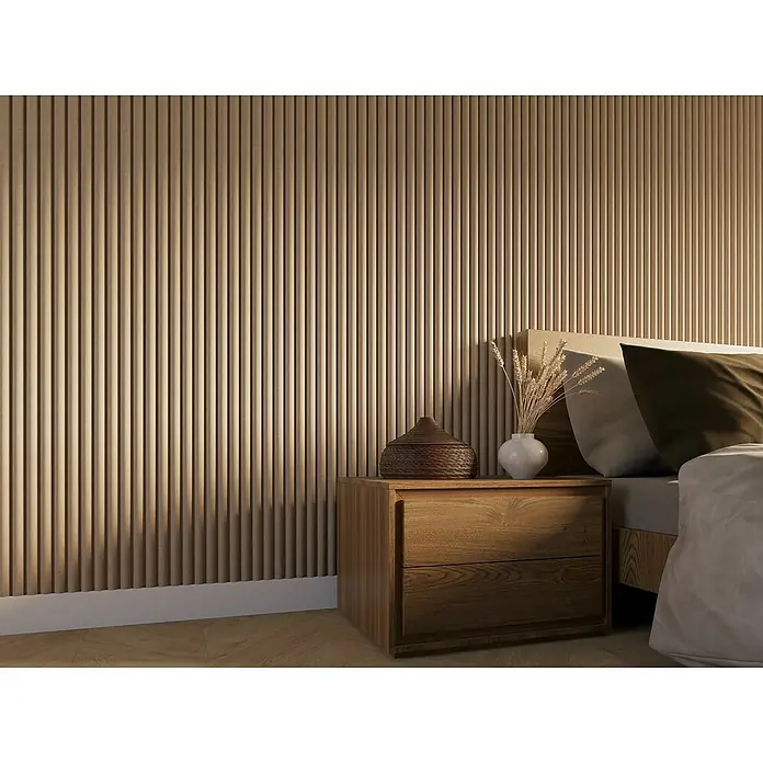 CanDo Akustikpaneel Curve - Sand, 2.600 x 300 x 19 mm, 2 Stk. - Schlafzimmer mit einer Akzentwand aus Holzlatten, einem Nachttisch aus Holz und einem gemütlichen Bett mit Kissen und Decken.