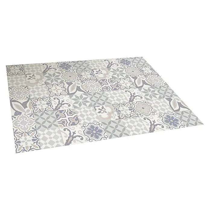 Alfombra de vinilo Croma BCN vintage - Pastel azul, 180 x 120 cm - Una pieza rectangular de alfombra de suelo de vinilo estampada en tonos de gris, morado y beige con motivos geométricos y florales varios.