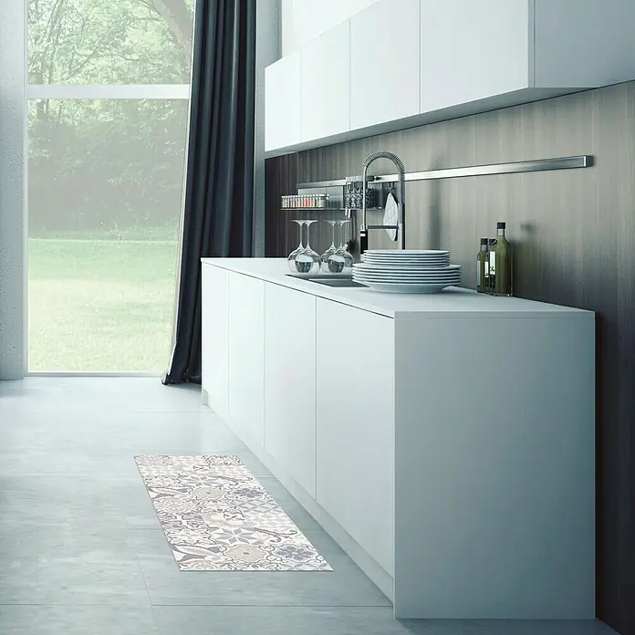 Alfombra de vinilo Croma BCN vintage - Pastel azul, 140 x 50 cm - Un elegante pasillo de cocina con un estampado floral en tonos grises y beige que aporta un toque de elegancia a la cocina moderna y protege el suelo.
