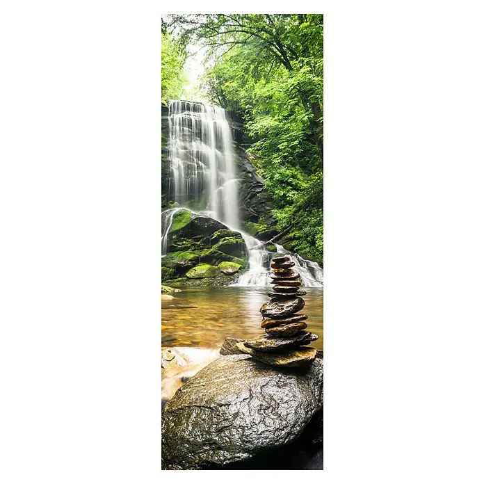 Ximax Designheizkörper - B x H: 599 x 1.800 mm, Wärmeleistung bei Vorlauftemperatur von 75 °C (D: 50): 893 W, Wasserfall - Steinstapel (Cairn) aus Natursteinen in einem Fluss neben einem mehrstufigen Wasserfall, umgeben von grünem Laub.