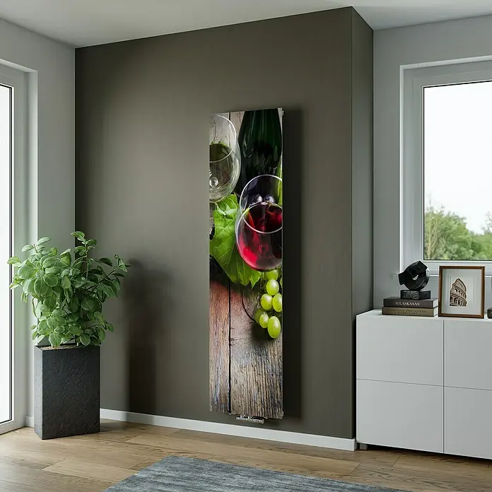 Ximax Designheizkörper - B x H: 599 x 1.800 mm, Wärmeleistung bei Vorlauftemperatur von 75 °C (D: 50): 893 W, Wein - Vertikaler Wandheizkörper mit Weinmotiv: Gläser, Trauben und Flasche auf Holz, in einem modernen Raum.