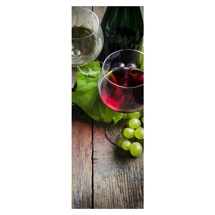 Ximax Designheizkörper - B x H: 599 x 1.800 mm, Wärmeleistung bei Vorlauftemperatur von 75 °C (D: 50): 893 W, Wein - Zwei Weingläser mit Rot- und Weißwein, eine dunkelgrüne Flasche und frische Trauben auf rustikalem Holztisch.