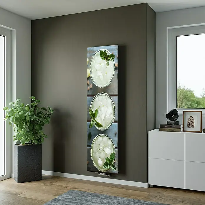 Ximax Designheizkörper - B x H: 599 x 1.800 mm, Wärmeleistung bei Vorlauftemperatur von 75 °C (D: 50): 893 W, Cocktail - Hoher Heizkörper mit einem Druck von drei Minz-Cocktails auf Eis und Minzblättern, an einer dunklen Wand installiert.