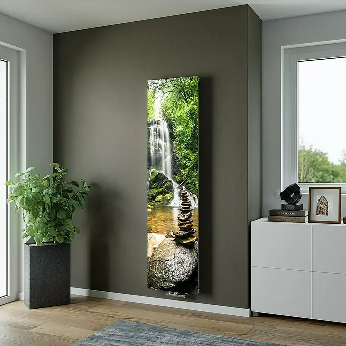 Ximax Designheizkörper - B x H: 599 x 1.800 mm, Wärmeleistung bei Vorlauftemperatur von 75 °C (D: 50): 893 W, Wasserfall - Hoher, schmaler Heizkörper mit lebhaftem Wasserfall-Druck, an dunkler Wand in modernem Raum.