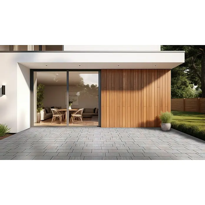 Seesteiner Terrassenplatte Piazza Muschelkalk 0,9 qm² - Grau, Beton - Einladende Terrasse mit Steinboden, großzügiger Schiebetür und Holzverkleidung, die ein modernes und stilvolles Ambiente für den Außenbereich schafft.