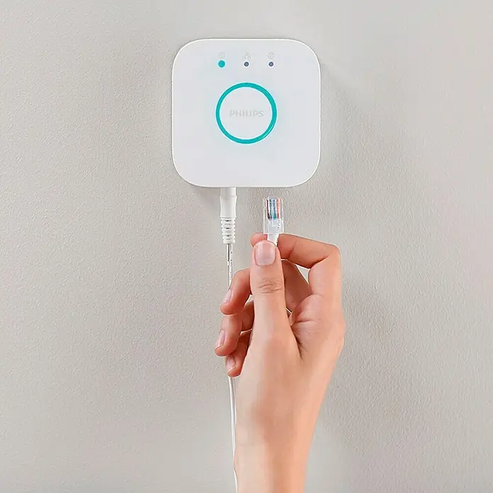 Philips Hue Centro de control Puente - Específico para: Sistema Philips Hue, L x An x Al: 2,6 x 8 x 8 cm - Un hub doméstico inteligente Philips Hue Bridge está conectado a un cable Ethernet para conectarse al router y controlar la iluminación inteligente.
