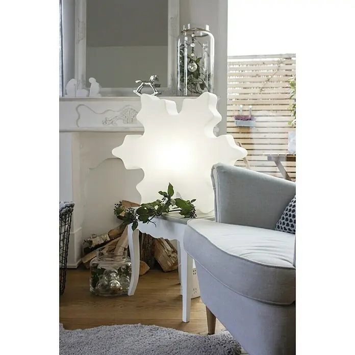 8 Seasons Design Shining LED-Solar-Weihnachtsleuchte Crystal - 2 W, Weiß, Durchmesser: 60 cm - Das Foto zeigt eine strahlende, sternförmige Lampe auf einem Beistelltisch, die dem Raum eine festliche und gemütliche Atmosphäre verleiht.