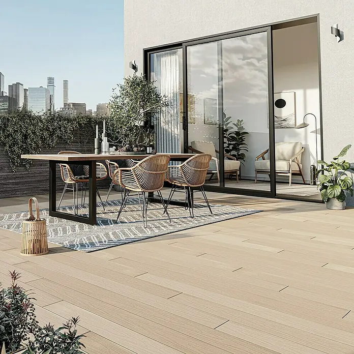 Dioco Tablón para terraza WPC Duratech - L x An x Es: 220 x 14,2 x 2,3 cm, Arena/Gris, 1 ud. - Terraza con pavimento de madera, mesa de comedor con cuatro sillas de ratán bajo el cielo abierto. Disfrute de elegantes momentos al aire libre.