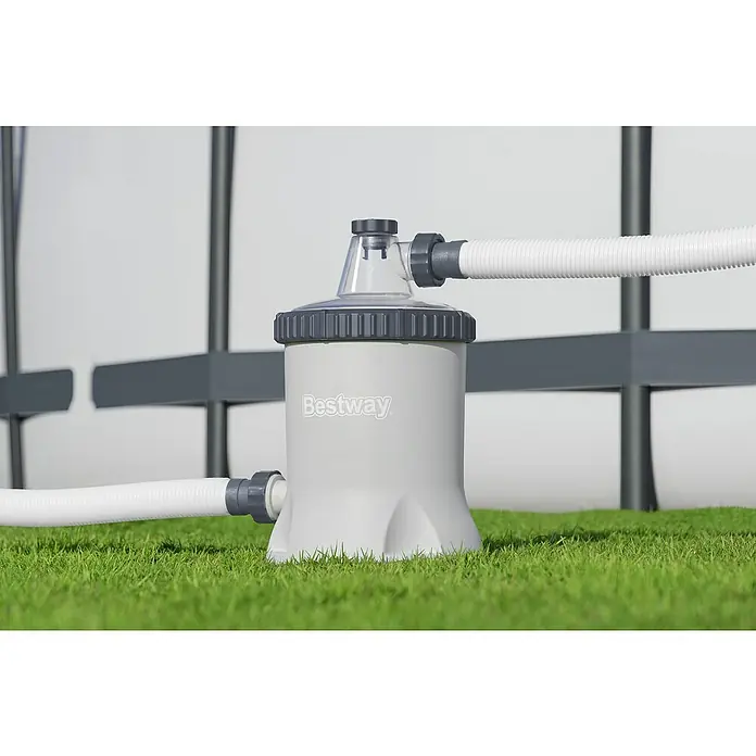 Bestway Filterpumpe - Ø x H: 27,2 x 42,1 cm, Filterleistung: 5.678 l/h - Bestway Filterpumpe für sauberes Poolwasser, inklusive Schläuche für einfache Installation und Wartung auf Rasen vor Pool.