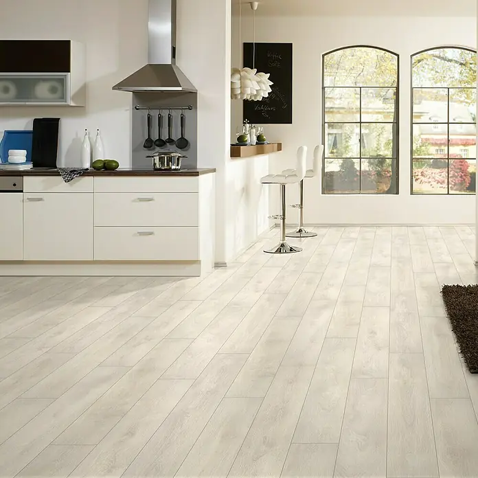 LOGOCLIC Laminatmuster Vinto Eiche Bastogne - 296 x 195 x 1 mm, Landhausdiele - Helles Laminatboden mit Holzoptik in einer modernen Küche. Das Laminat sorgt für eine freundliche und einladende Atmosphäre im Raum.
