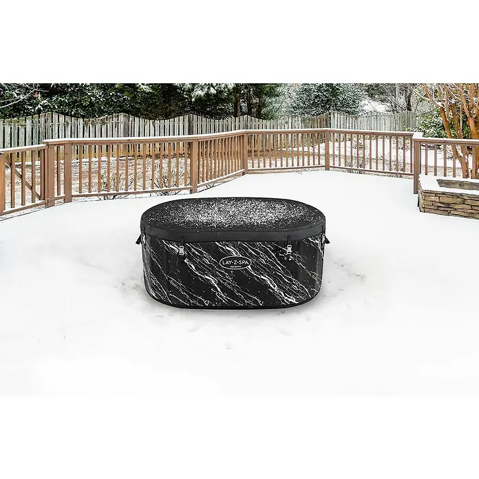Bestway Lay-Z-Spa Eisbad Glacial Dip - L x B x H: 152 x 92 x 71 cm - Der Lay-Z-Spa Ice Bath in marmoriertem Schwarz steht auf einer schneebedeckten Terrasse und bietet eisige Entspannung im Winter.