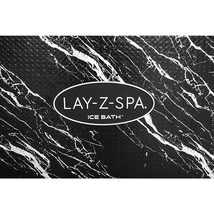 Bestway Lay-Z-Spa Eisbad Glacial Dip - L x B x H: 152 x 92 x 71 cm - Nahaufnahme eines Lay-Z-Spa Ice Bath mit Marmor-Effekt. Das Logo sticht in Weiß hervor und verleiht dem Produkt einen edlen Touch.