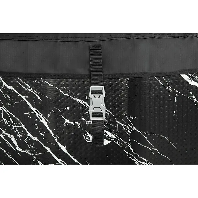 Bestway Lay-Z-Spa Eisbad Glacial Dip - L x B x H: 152 x 92 x 71 cm - Nahaufnahme eines schwarzen Rucksacks mit weißem Marmormuster und grauem Verschluss, ideal für stilvolle und funktionelle Outdoor-Ausrüstung.