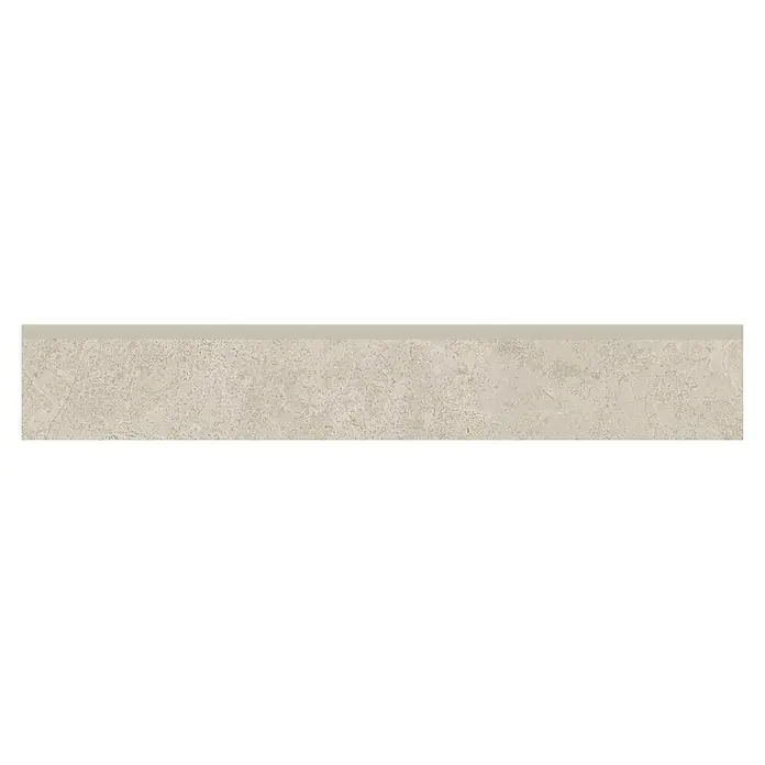 Zócalo cerámico Geo - 7,2 x 45 cm, Greige, Espesor: 8,5 mm, 18 pzs. - Primer plano de una baldosa de piedra beige texturizada con una superficie ligeramente irregular. Ideal para suelos o paredes.